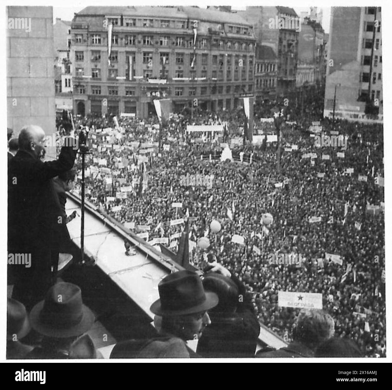Am 27. März versammeln sich Menschenmassen in Jugoslawien mit Bannern und Fahnen, um während der öffentlichen Feierlichkeiten den Rednern zuzuhören. Stockfoto