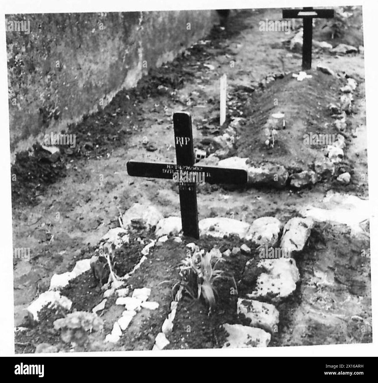 Graves of Driver J.R. Taylor, R.A.S.C., und ein Kollege von der Army Film Photo Section in Nordafrika zeigen ihre Ruheplätze. Stockfoto