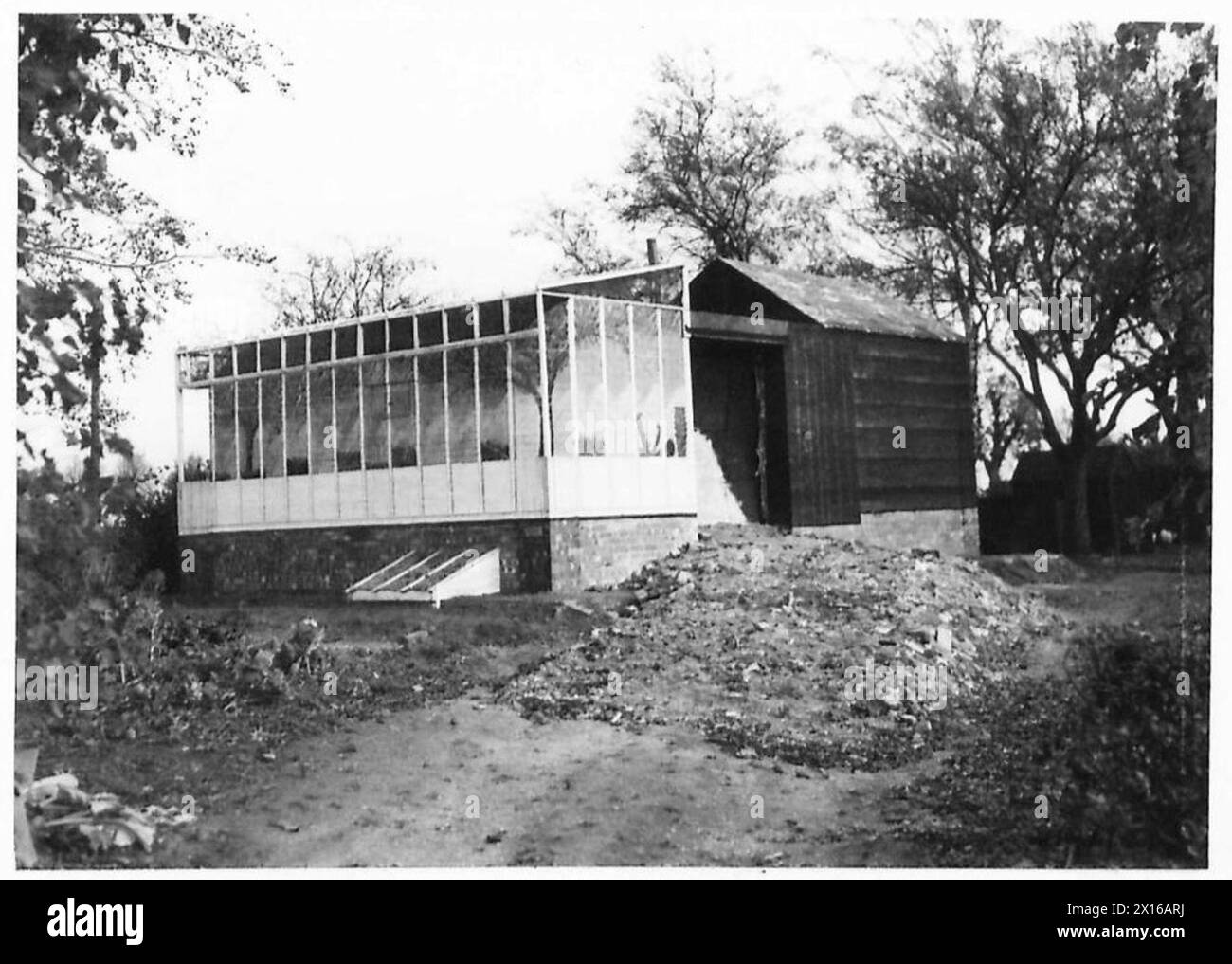 Das 2. Korps der britischen Armee verwendet Tarnmaterial für Feldpositionen und Installationen Stockfoto