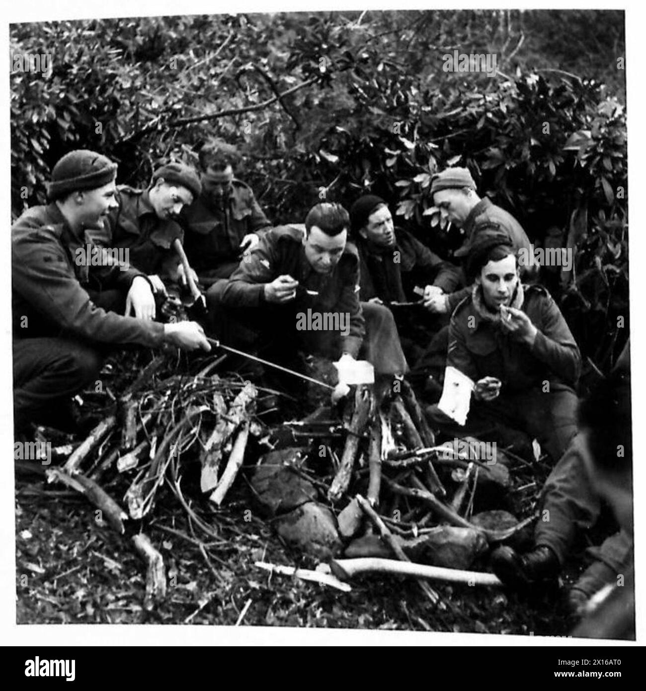 AUF DEM LAND LEBEN - die Männer, die im Lager der British Army essen Stockfoto