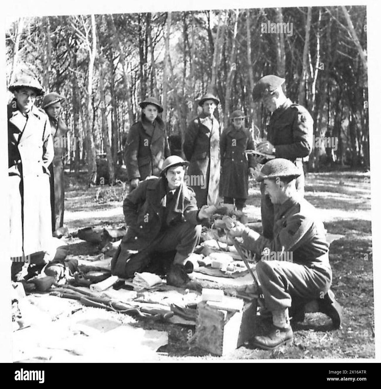 Pte. Johnson wird bei C.S.M. und Q.M. einer Inspektion unterzogen und nimmt 110 Runden mit .303 Munition und Felddressing, bevor er in die Linie der Fünften Armee bei Anzio Brückenkopf, Italien, tritt. Stockfoto