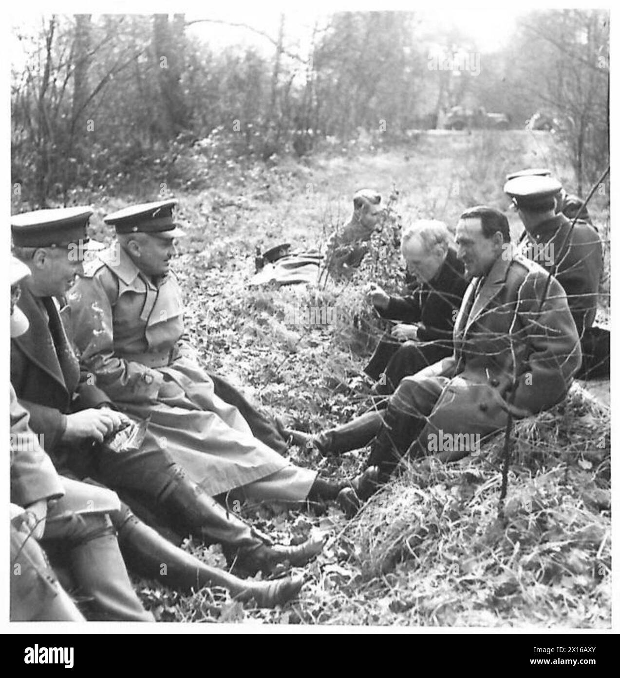 SPARTAN-ÜBUNG - die C-in-C (barköpfig) und General Andrews während ihres Picknicks der British Army Stockfoto