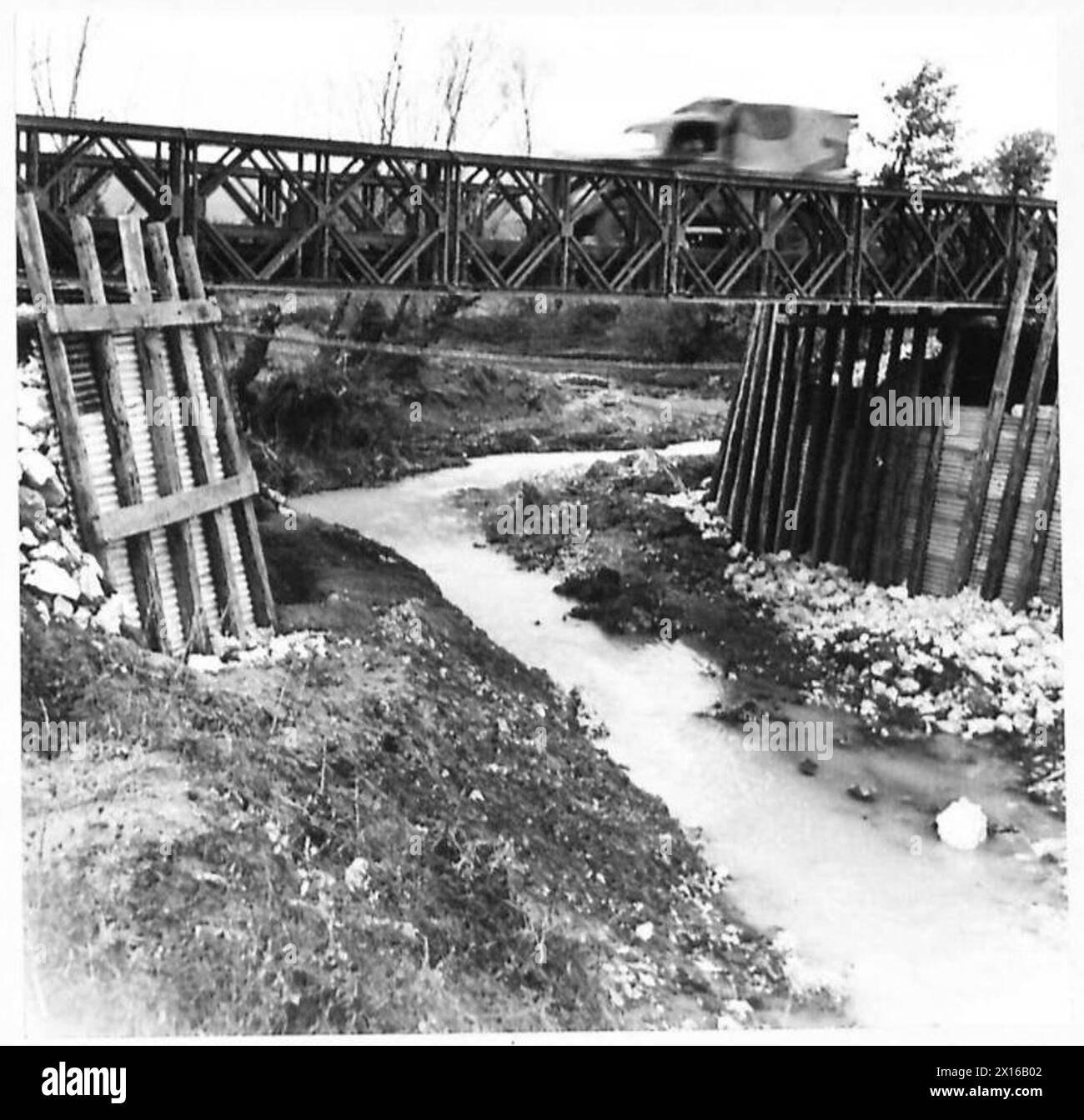 Die Überschwemmungen auf der Route 6 in der Nähe von Vairano, Italien, verursachten eine Wasserspülung bei Km174. Der beschädigte Abschnitt wurde am 6. Oktober 1944 durch eine Flambe-Brücke über die 110 Fuß lange T.S. Bailey-Brücke ersetzt. Stockfoto