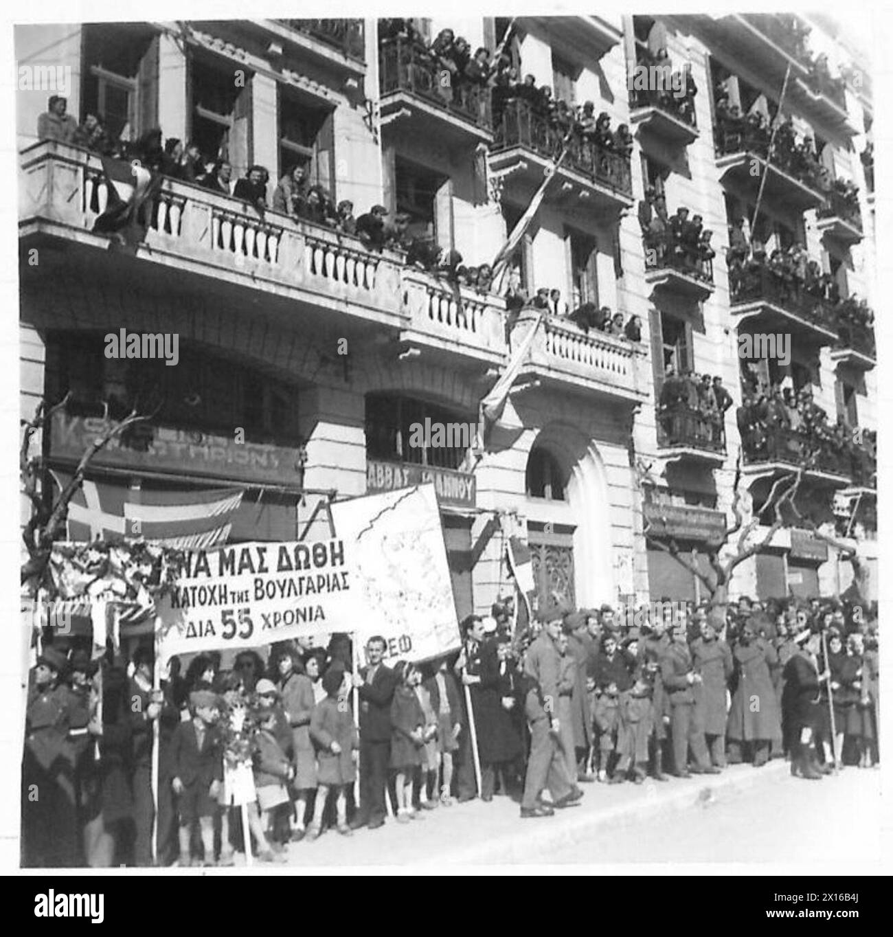 Überfüllte Straßen und Balkone, die während der Rede des griechischen Erzbischofs in Salonika beobachtet wurden. Stockfoto
