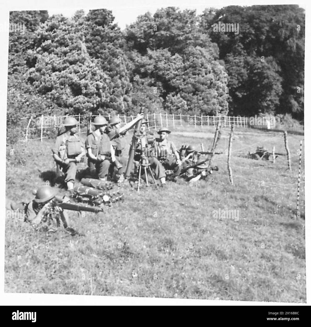 Belgische Mörserbesatzungen betreiben drei-Zoll-Mörser bei Trainingsübungen in Wales unter Aufsicht der britischen Armee. Stockfoto