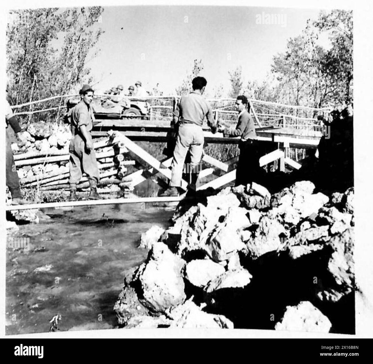 Die Arbeiten an einer Brücke sind im Gange, wobei italienische Arbeiter die 36. Ingenieure in Nordafrika bei den Operationen unterstützen. Stockfoto