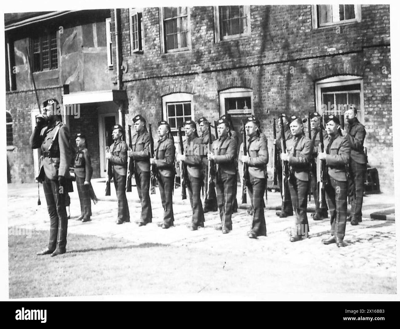 Das 2. Bataillon Cameronians führt den Wachwechsel im Tower of London zwischen Mai und Juli 1939 durch. Stockfoto