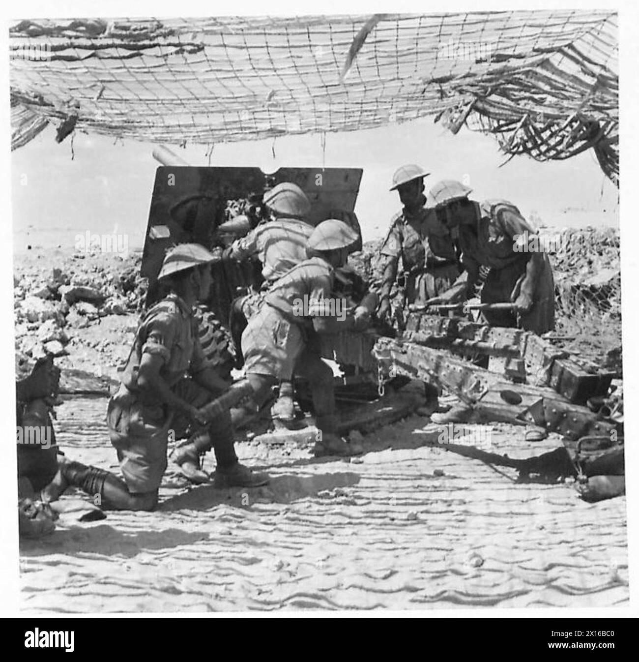 Griechische Schützen der 1. Brigade laden eine 25-Pfünder-Artillerie-Kanone in der Westwüste. Stockfoto