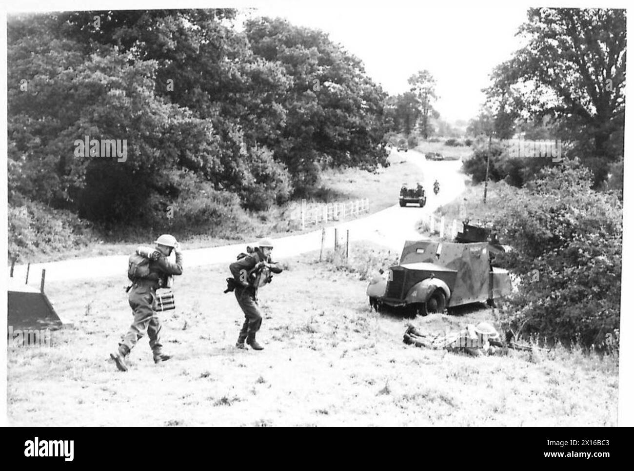 Eine Mörserbesatzung legt einen Rauchschutz, um den Vormarsch der Bren-Träger in Richtung der feindlichen Position, der britischen Armee, abzudecken. Stockfoto