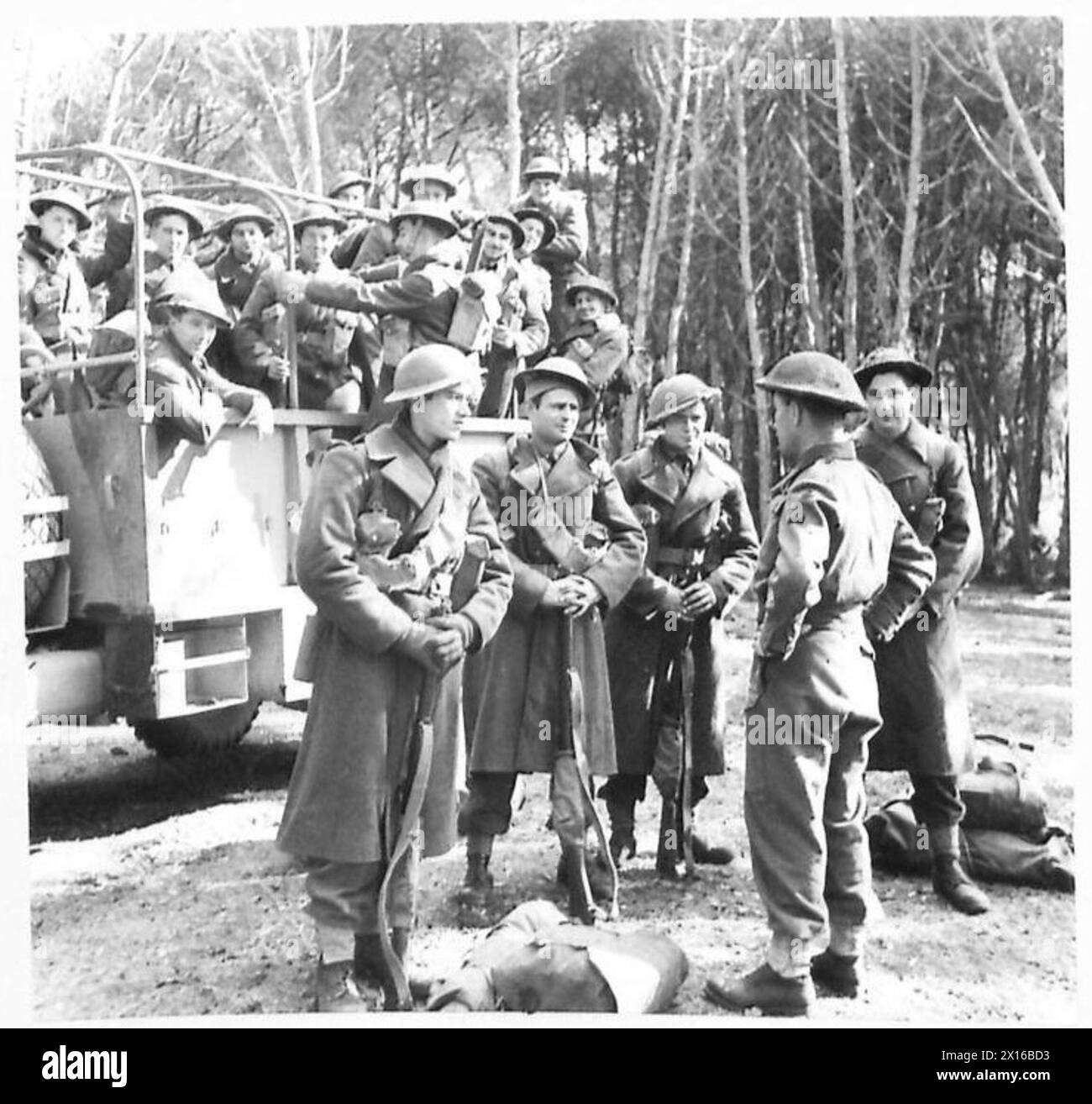 Verstärkungen für 2/6 Queens erreichen B Echelon am Anzio-Brückenkopf. Der Privatmann Johnson wartet auf Befehle des Kompanie-Sergeant Majors an der Front der Partei. Stockfoto