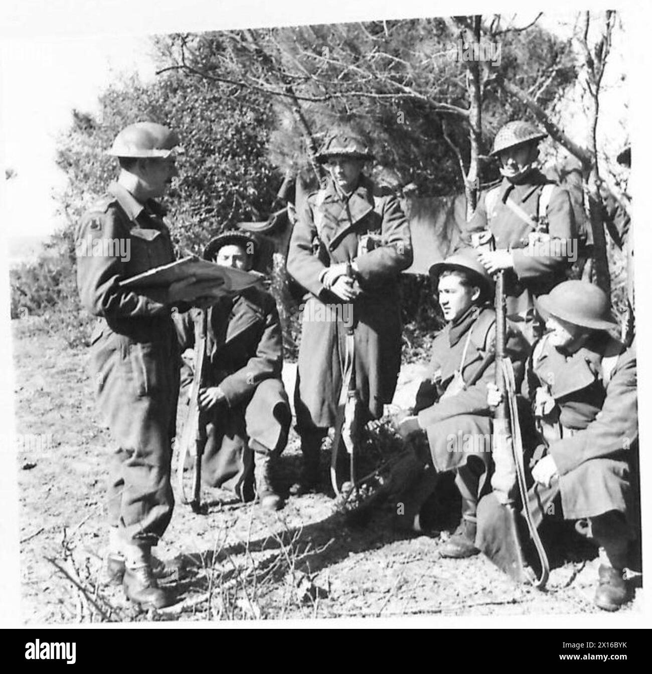Vor der Verstärkung ihrer Unternehmen stellt Major King Platoon-Positionen und -Anweisungen zur Verfügung; Pte. Johnson ist zentral in der Gruppe. Stockfoto