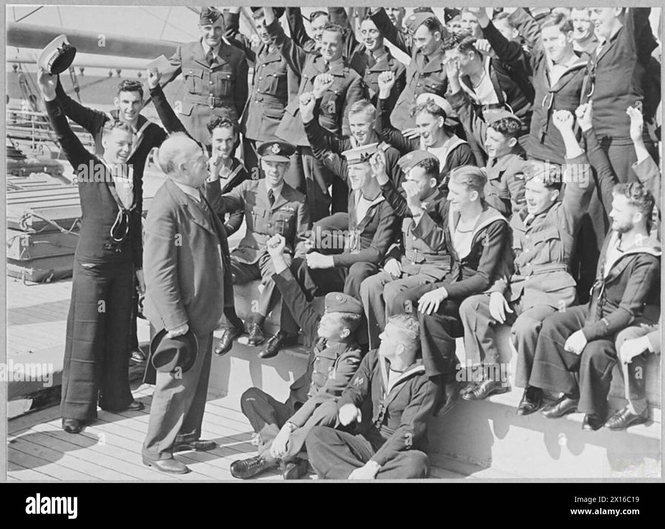 Neuseeländische Flieger der RNZAF kommen in Großbritannien an, um mit der RAF als Rüstungs- und Mobilfunkbetreiber zu dienen. Sie werden vom Hohen Kommissar zusammen mit Mitgliedern der Royal New Zealand Naval Volunteer Reserve begrüßt. Stockfoto