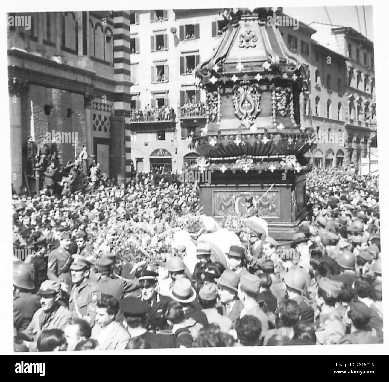 In Florenz ziehen Ochsen, die mit Blumen dekoriert sind, den carro durch überfüllte Straßen während der traditionellen Explosion der Autozeremonie, die zum ersten Mal seit fünf Jahren durchgeführt wurde. Stockfoto