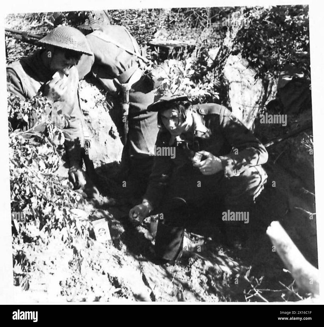 Der private Johnson von der 5. Armee in Anzio erhält eine Mahlzeit an vorderster Front mit Braudosen, Tyrannen und Keksen, während er als Verstärkung für die Einheit der Königin dient. Stockfoto