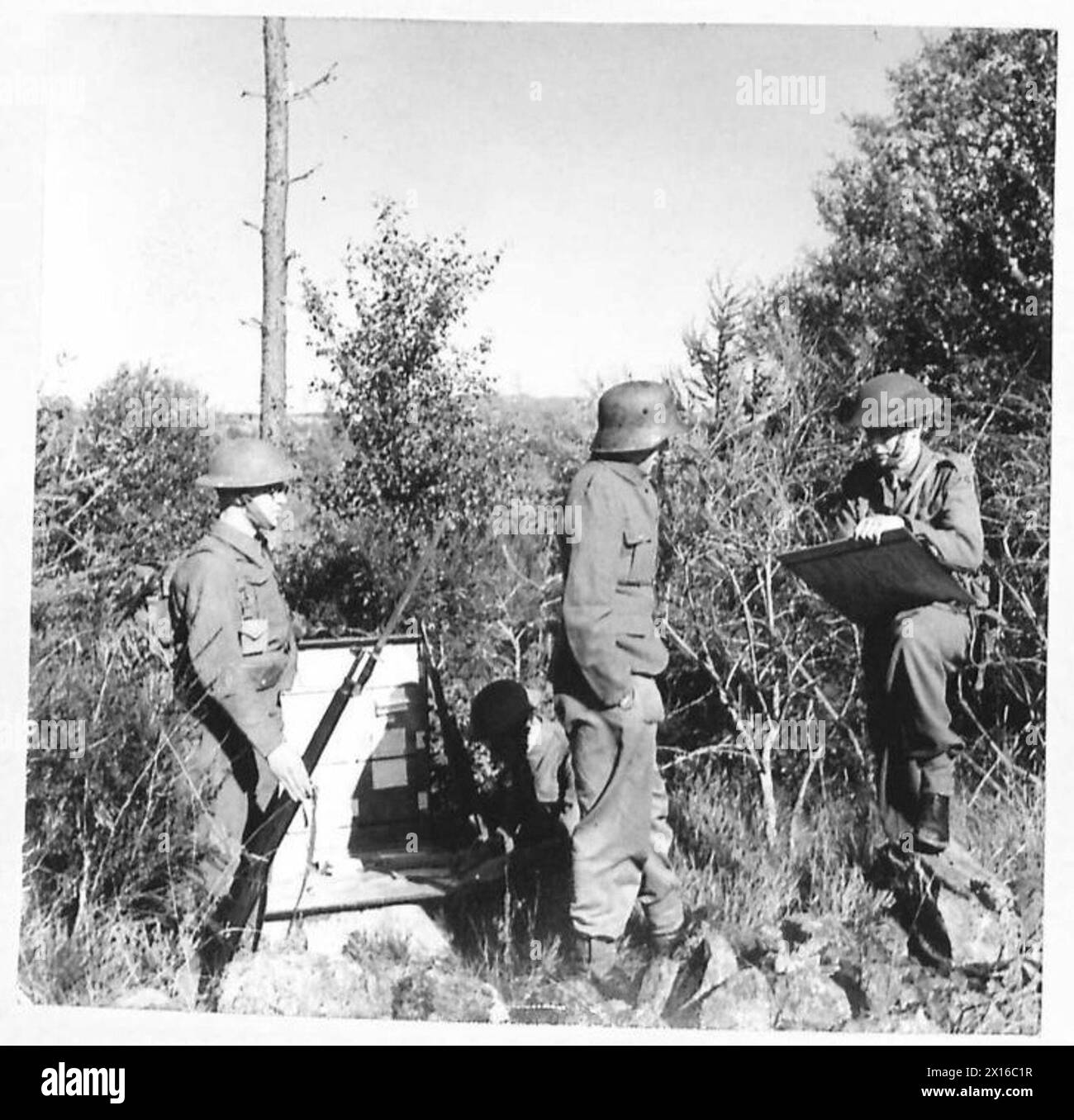 Im Hauptquartier des Bataillons verhört der Geheimdienstoffizier einen Gefangenen im Rahmen der Operationen der Geheimdienstabteilung des Bataillons. Stockfoto