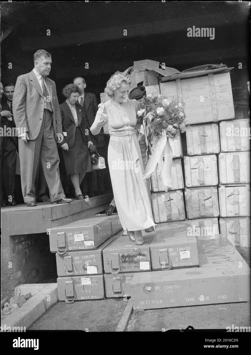Die britische Sängerin Gracie Fields tritt 1941 für Arbeiter in einer Munitionsfabrik in Großbritannien auf. Stockfoto Die britische Sängerin Gracie Fields tritt 1941 für Arbeiter in einer Munitionsfabrik in Großbritannien auf. Stockfoto