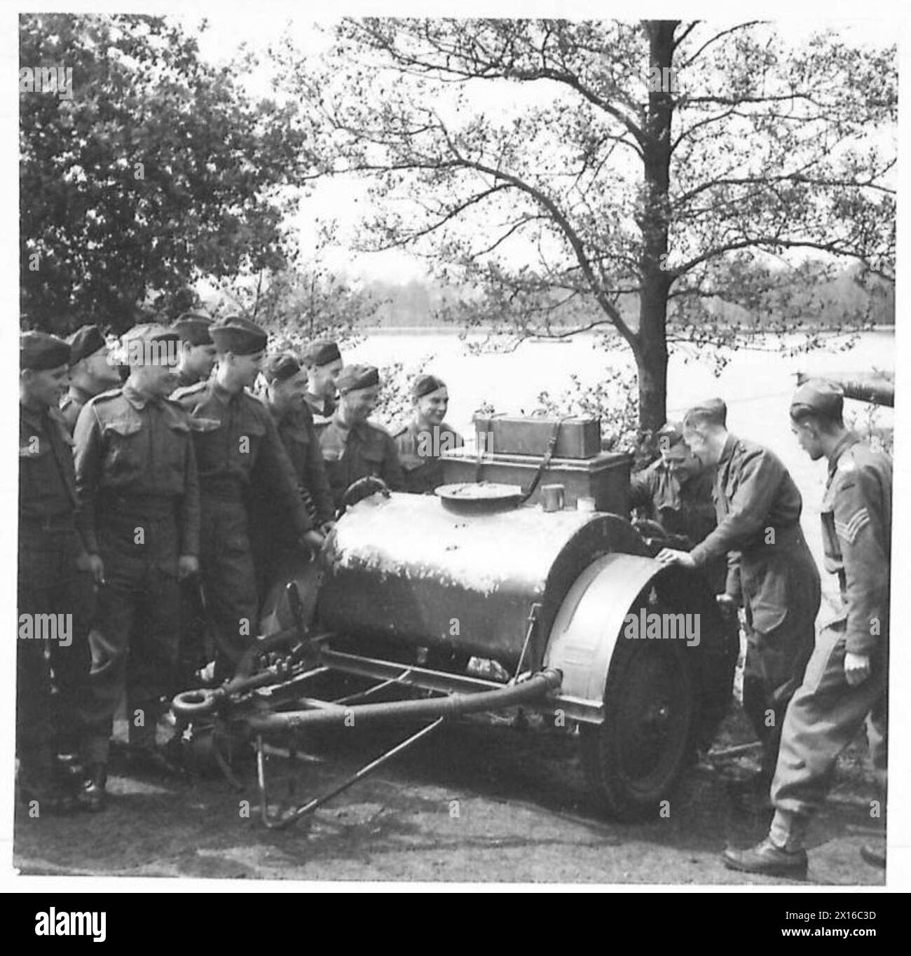 Die Schüler erhalten Unterricht in den Betrieb einer mobilen Wasseraufbereitungsanlage an der School of Hygiene und demonstrieren praktische Hygiene- und Sanitärschulungen für das Personal der britischen Armee. Stockfoto