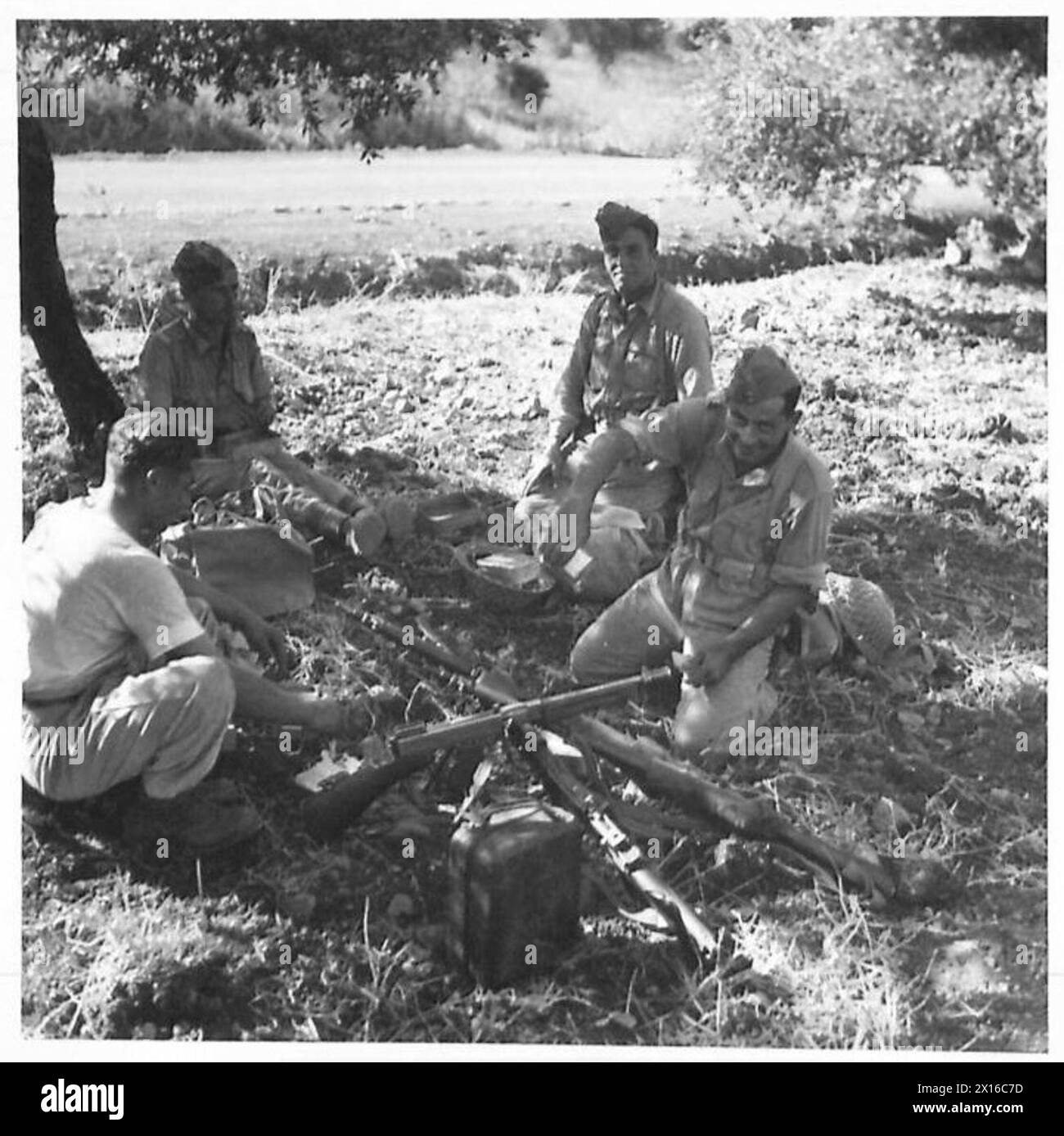 Soldaten des 2. Polnischen Korps, bekannt als die „Philistinische“ Armee, ruhen sich aus und bereiten Mahlzeiten nach großen Manövern in Palästina, November 1943 zu. Die Übung „Virile“ beinhaltete Angriffe auf die Neunte britische Armee („Levante“-Armee) in Tel Aviv, Jerusalem und Tiberias, einschließlich britischer, indischer, indischer, Arabisch, Transjordanisch, Griechisch, Libanesisch, Senegalesisch, und ostafrikanische Truppen. Stockfoto