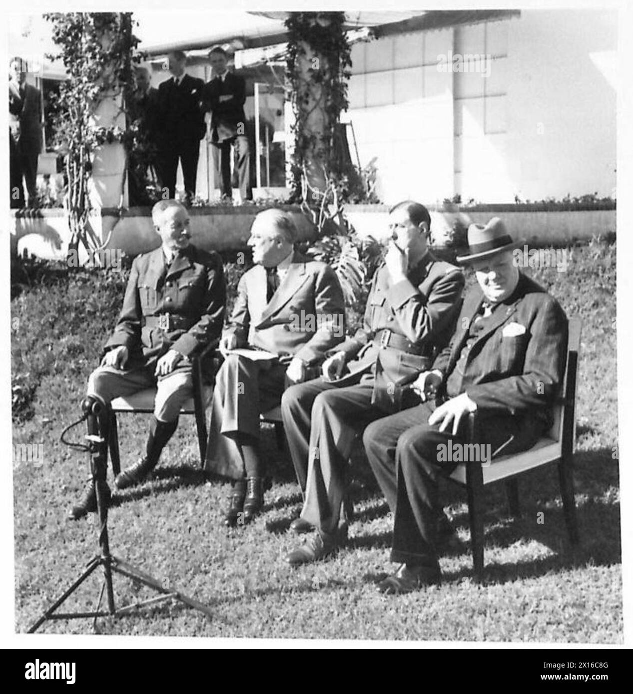 DIE KONFERENZ VON CASABLANCA, JANUAR 1943 - General Henri Giraud, Hochkommissar von Französisch-Nord- und Westafrika, Präsident Franklin D. Roosevelt, General Charles de Gaulle, der Führer des Freien Französischen, und Premierminister Winston Churchill während einer Pressekonferenz in Villa dar es Saada, Casablanca, 24. Januar 1943 französische Armee, de Gaulle, Charles André Joseph Marie, Giraud, Henri Honore, Roosevelt, Franklin Delano, Churchill, Winston Leonard Spencer Stockfoto