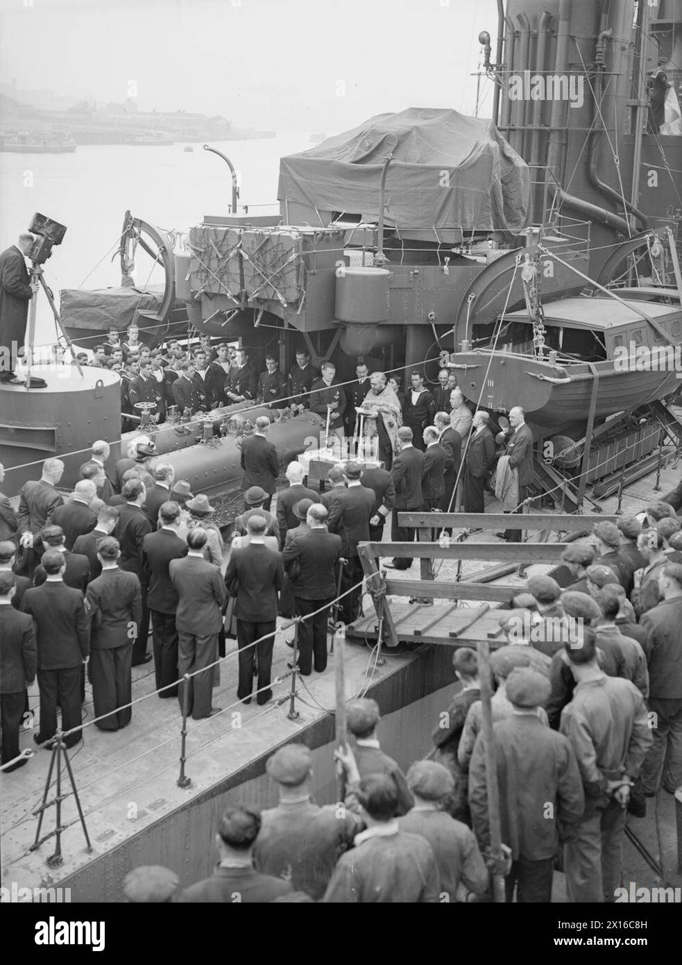 HMS Adrias, ein griechischer Zerstörer, wird am 20. Juli 1942 in Wallsend-on-Tyne in Dienst gestellt. Stockfoto HMS Adrias, ein griechischer Zerstörer, wird am 20. Juli 1942 in Wallsend-on-Tyne in Dienst gestellt. Stockfoto