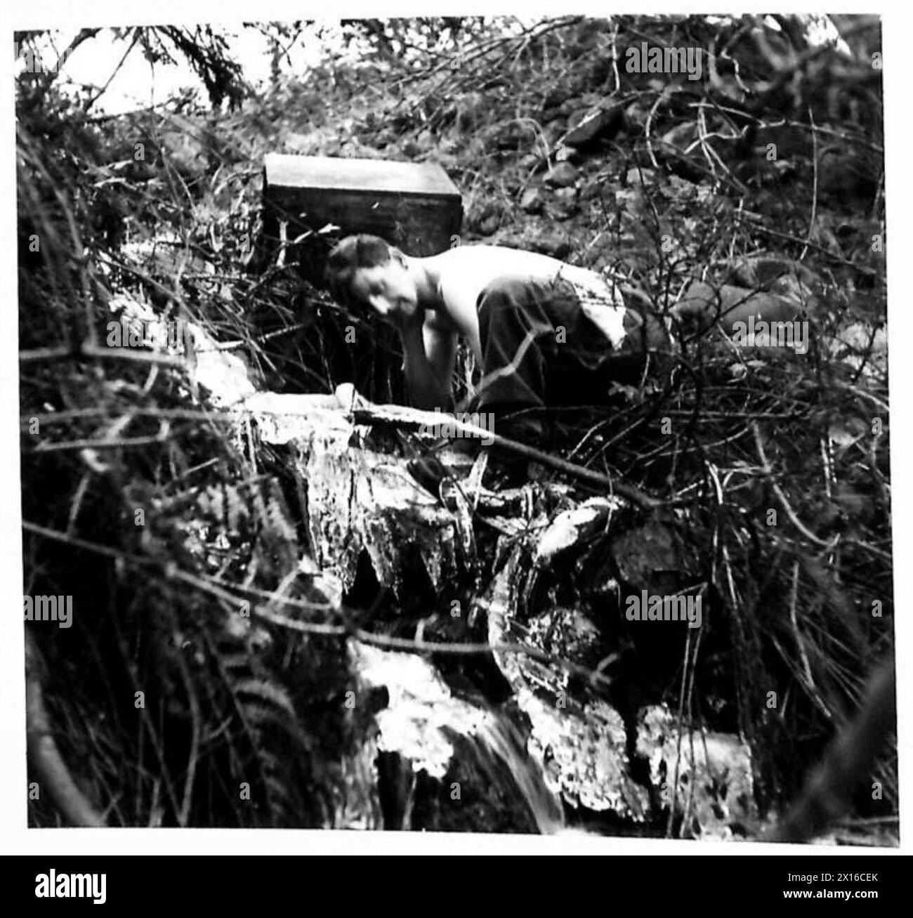 Soldaten waschen sich in einem eiskalten Gebirgsbach, während sie an Feldaktivitäten beteiligt sind, British Army. Stockfoto