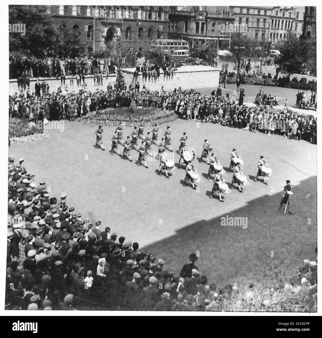 Die ATS Band führt eine Parade auf dem Rasen des Rathauses in Nordirland durch, während große Menschenmassen zusehen. Stockfoto