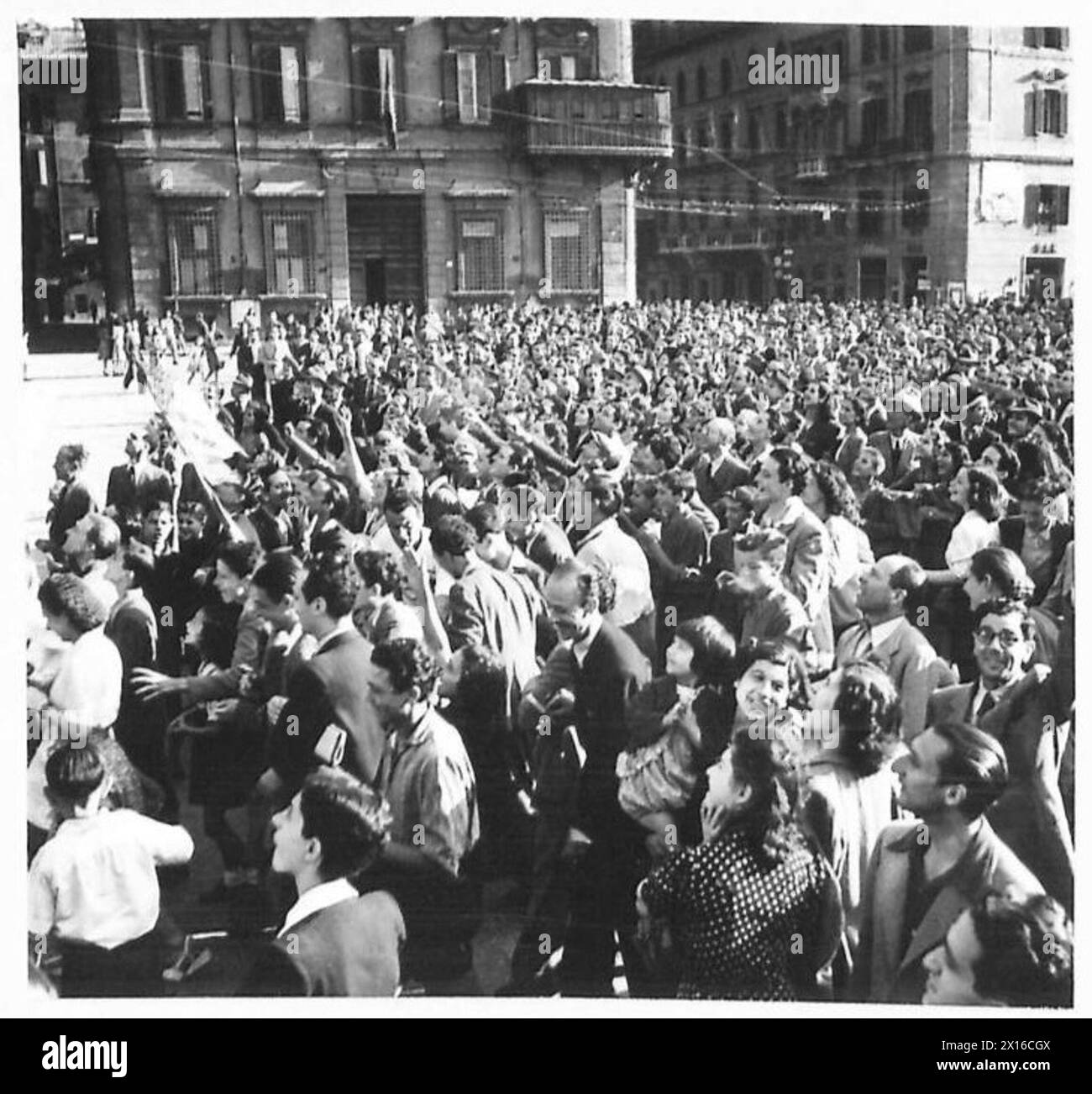 In Nordafrika, Sizilien, Italien, den Balkanländern und Österreich (1942-1946), Zivilisten äußern Freude in den Straßen der Stadt während der Operationen der britischen Armee. Stockfoto