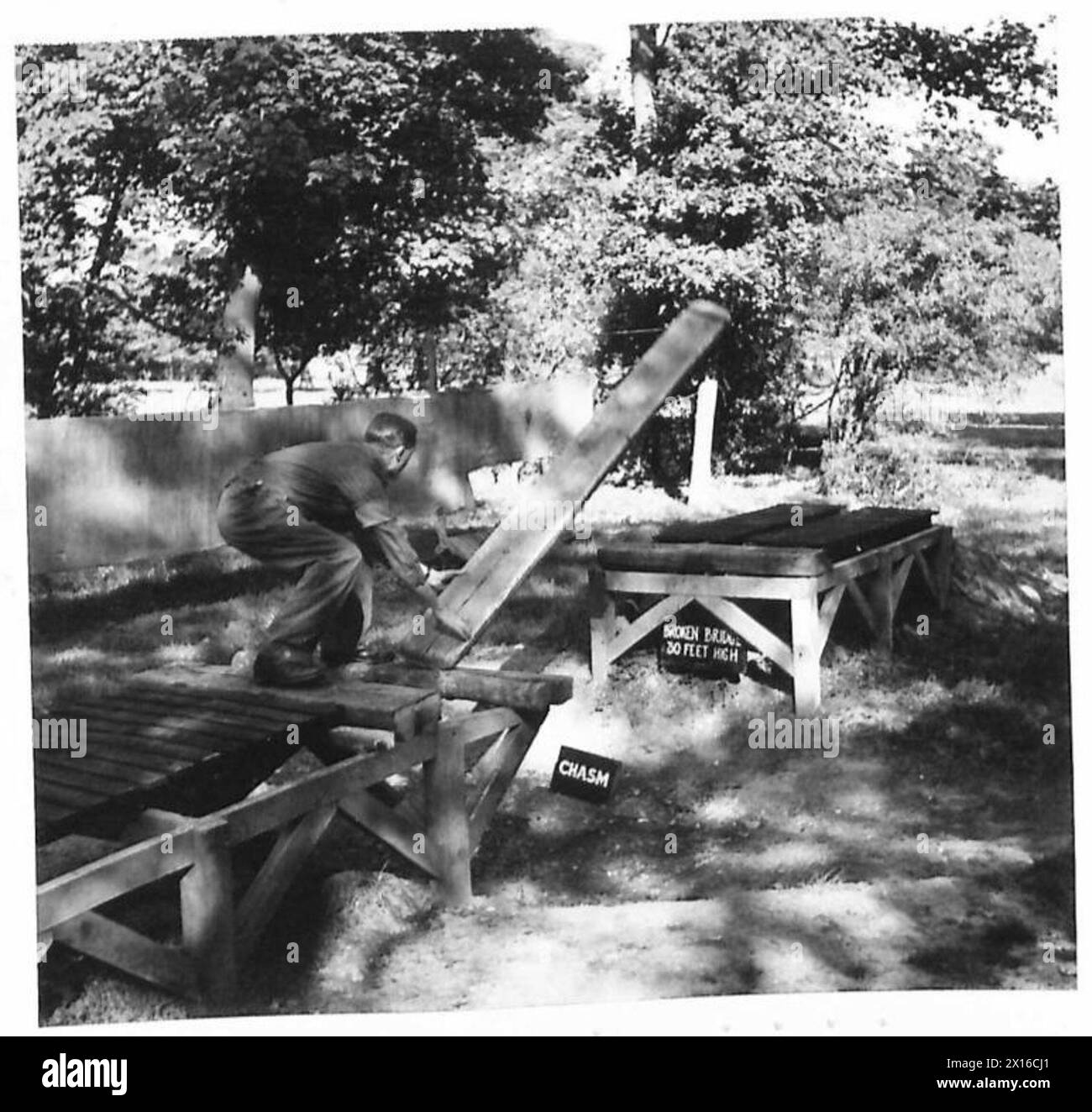 Eine gebrochene Brücke über eine 30-Zoll-Schlucht ist Teil des WOSB Individual Hinderniss Course bei Nr. 14 WOSB, Garston, bei Watford. Stockfoto