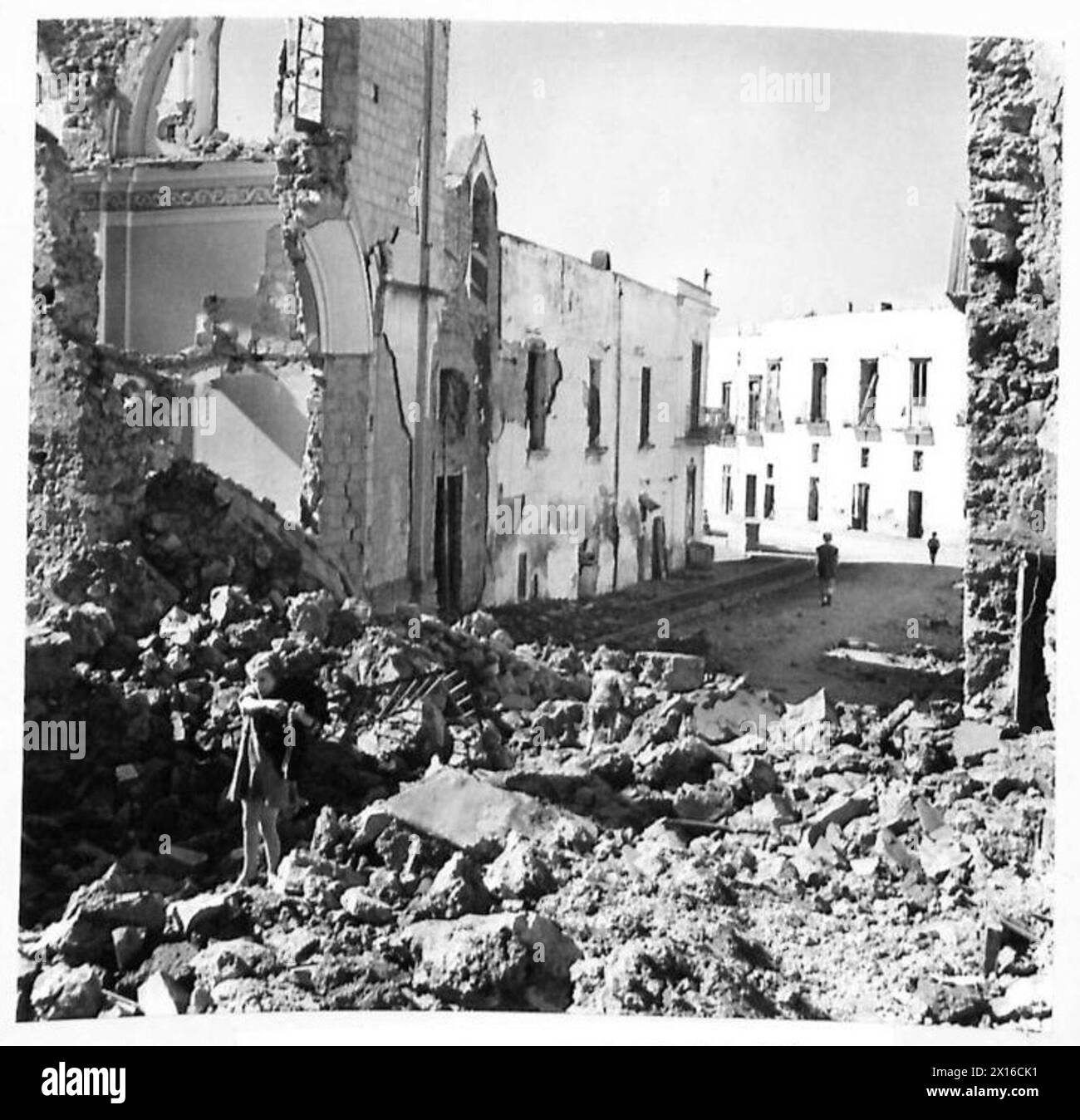 Häuser, die von sich zurückziehenden Truppen abgerissen wurden, blockieren die Hauptstraße in Torre Annunziata während des Vormarsches der Fünften Armee in Richtung Neapel. Stockfoto