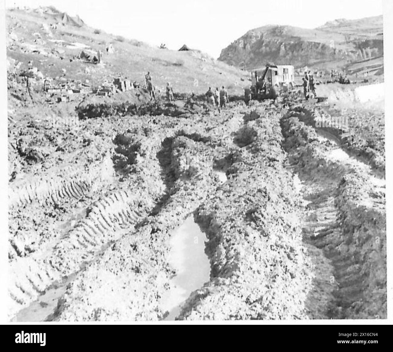 Ein D6-Traktor transportiert eine 5,5-Zoll-Kanone des mittleren Regiments 101/75 durch dicken Schlamm an eine neue Position in Italien Stockfoto