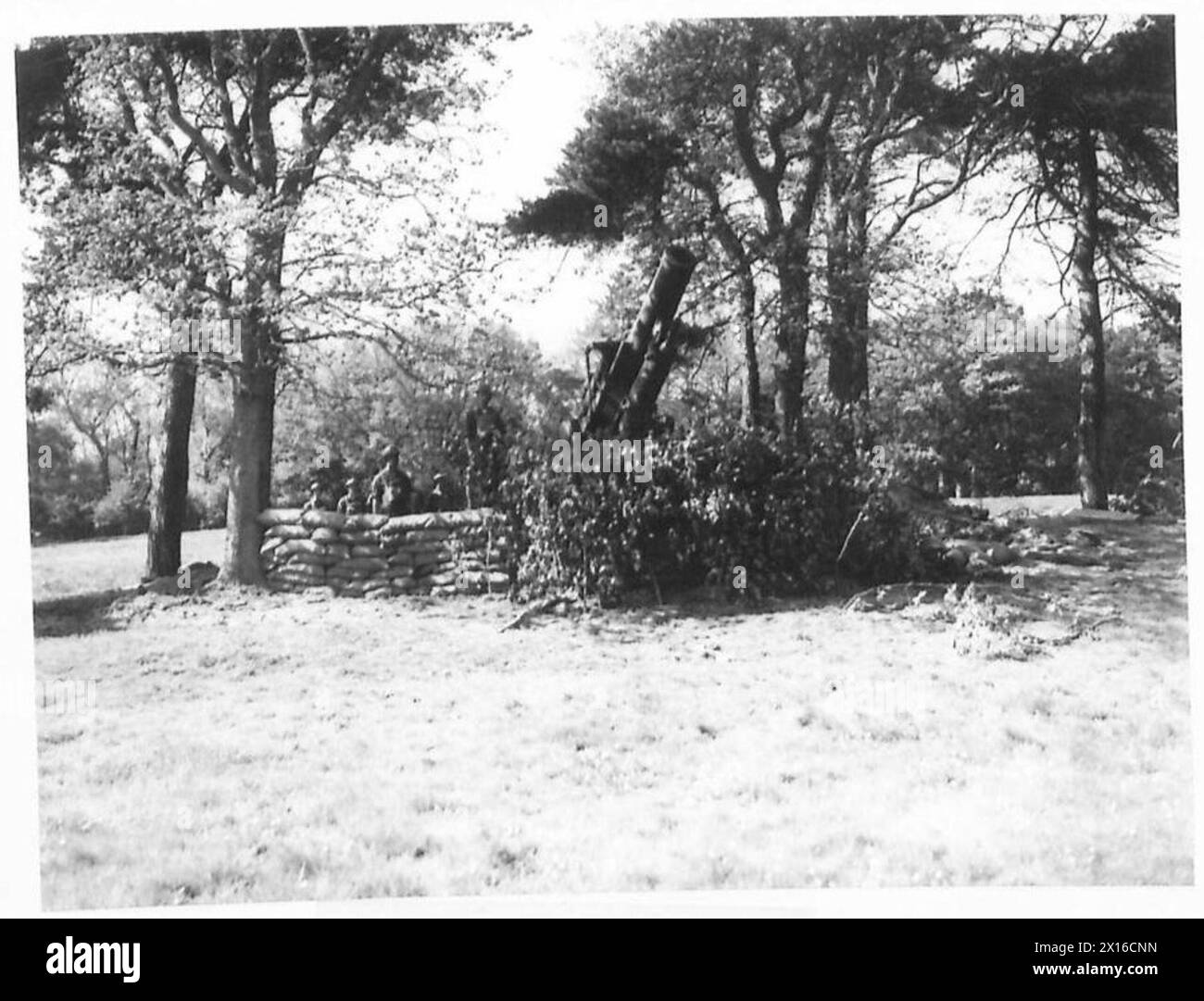 Schwere 9,2-Zoll-Geschütze der britischen Küstenverteidigung befinden sich in Hastings, die über den Pier ragen. Stockfoto