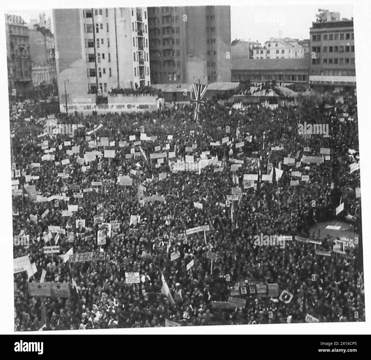 Am 27. März versammeln sich die Menschenmassen in Jugoslawien mit Bannern und Fahnen, um den Sprechern zuzuhören, die unter Aufsicht der britischen Armee beobachtet wurden. Stockfoto