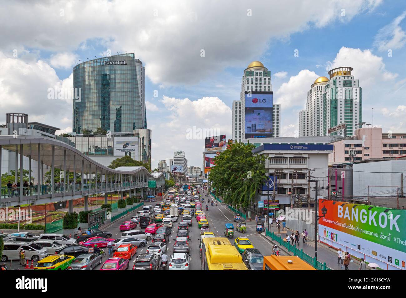 Bangkok, Thailand - 17. September 2018: Stau auf der Ratchadamri Rd mit der Platinum Fashion Mall und Novotel auf der linken Seite und der rechten Seite Pall Stockfoto