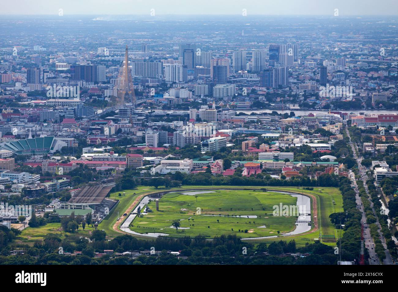 Bangkok, Thailand - 17. September 2018: Aus der Vogelperspektive des Royal Turf Club of Thailand mit hinter, dem Konferenzzentrum der Vereinten Nationen und dem Gouverneur Stockfoto