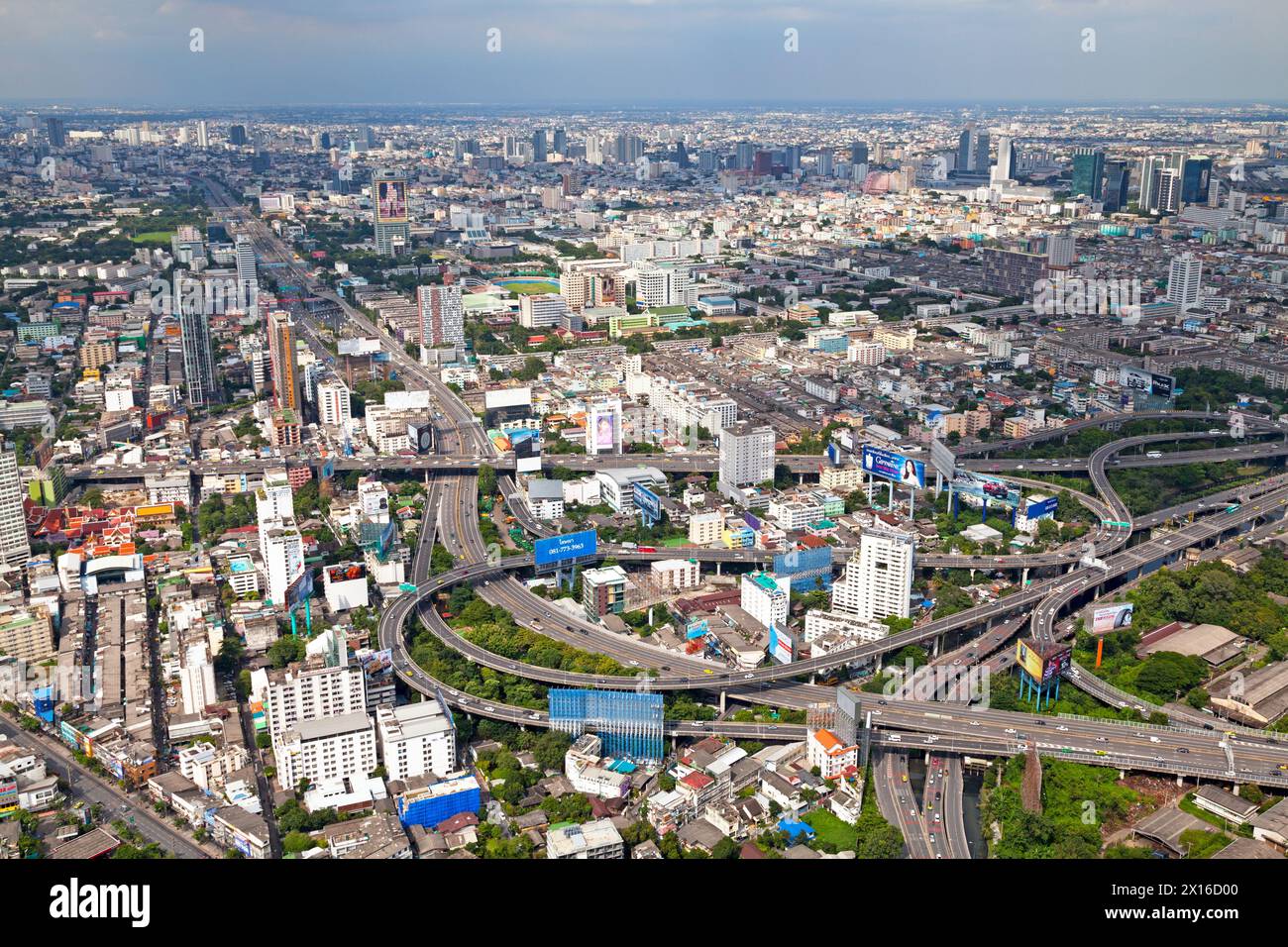 Bangkok, Thailand - 17. September 2018: Aus der Vogelperspektive auf die Mautstraße in Bangkok von der Spitze des Baiyoke Tower II Stockfoto
