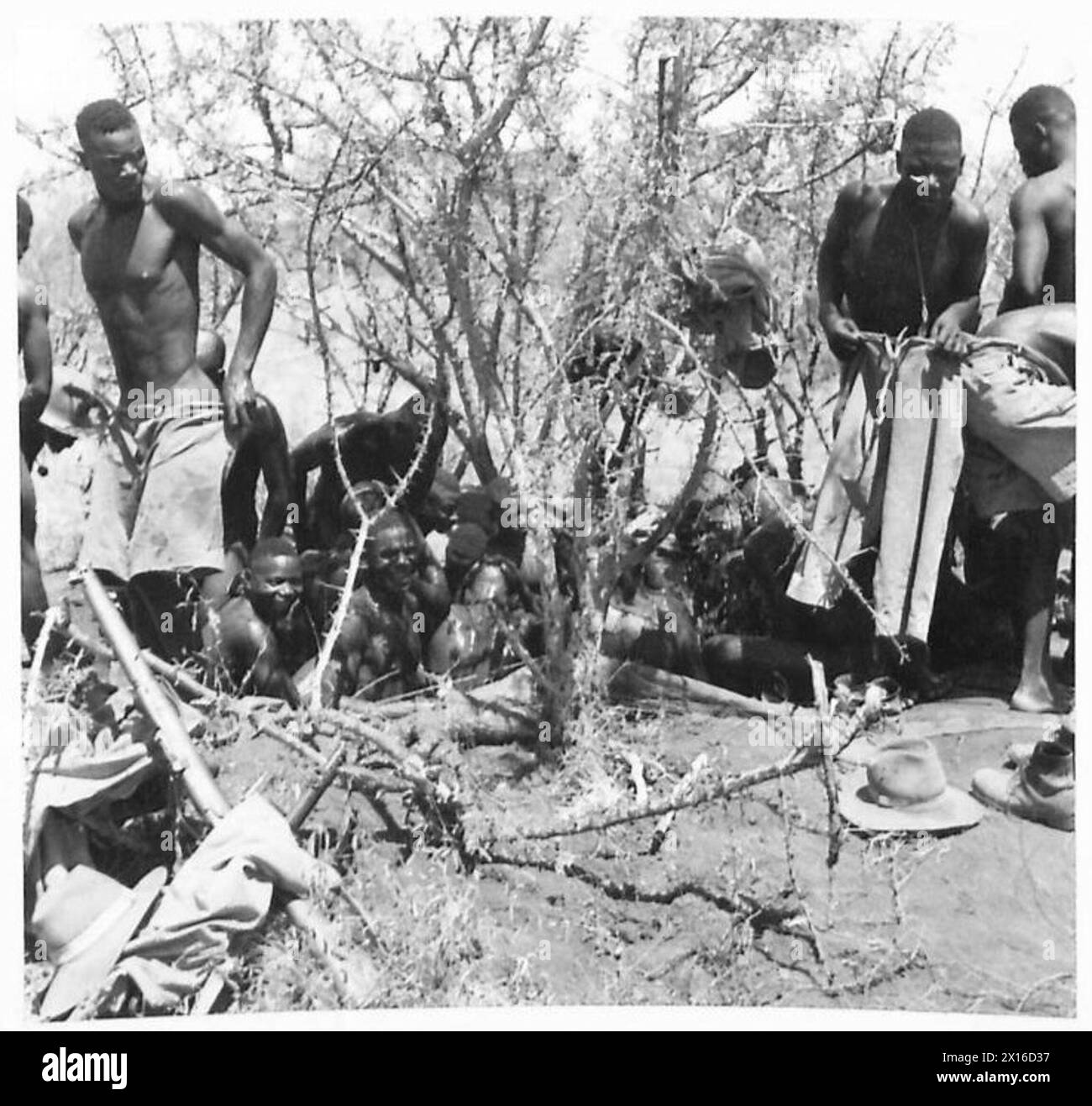 Foto, das die Soldaten der King's African Rifles zeigt, die während Operationen an der Kenia-Front, der britischen Armee, die Gelegenheit zum Baden nutzen. Stockfoto