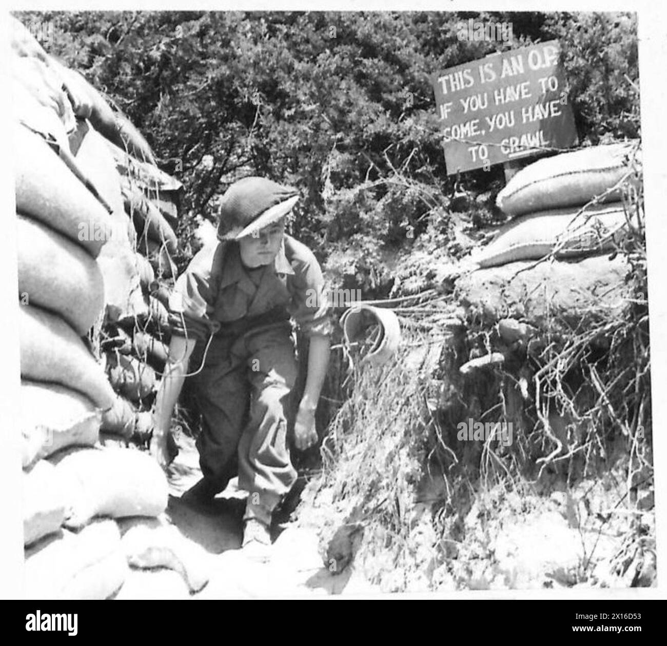 Privatmann D. Civil von der 5. Armee kehrt von der Geheimdienstabteilung zu seiner Einheit am Anzio-Brückenkopf zurück. Stockfoto
