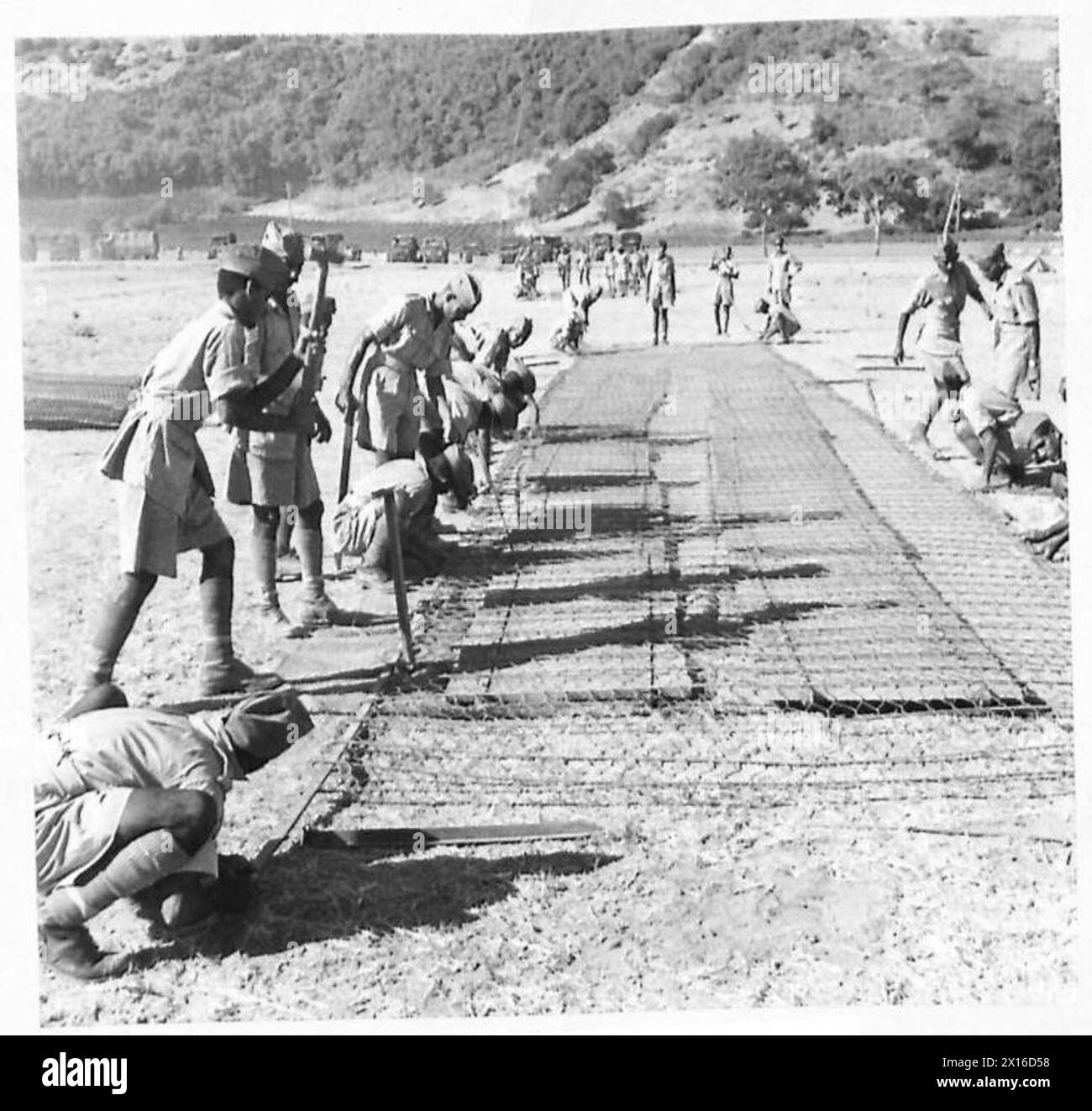 EIN INDISCHES JODHPUR SARDOR-INFANTERIEREGIMENT IN NORDAFRIKA - Truppen erhielten Anweisungen bei der Verlegung der 'Summerfelt'-Strecke, die weitgehend beim Bau der britischen Flugplätze verwendet wurde Stockfoto