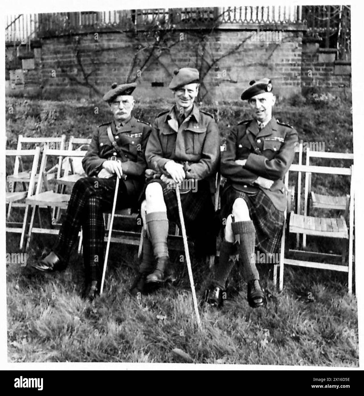 Die Cameron Highlanders feiern ihr 150-jähriges Bestehen mit Sir D.W. Cameron aus Lochiel, Lt. Colonel A. G.F. Monro und Major General Sir James Drew in Anwesenheit der britischen Armee. Stockfoto