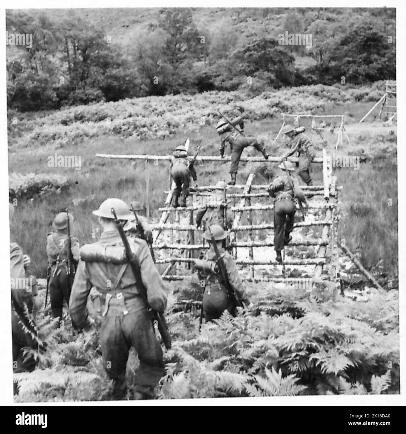 KOMMANDOAUSBILDUNG DER SCHOTTISCHEN HAUSWACHE - über ein Hindernis auf dem Angriffskurs der British Army Stockfoto