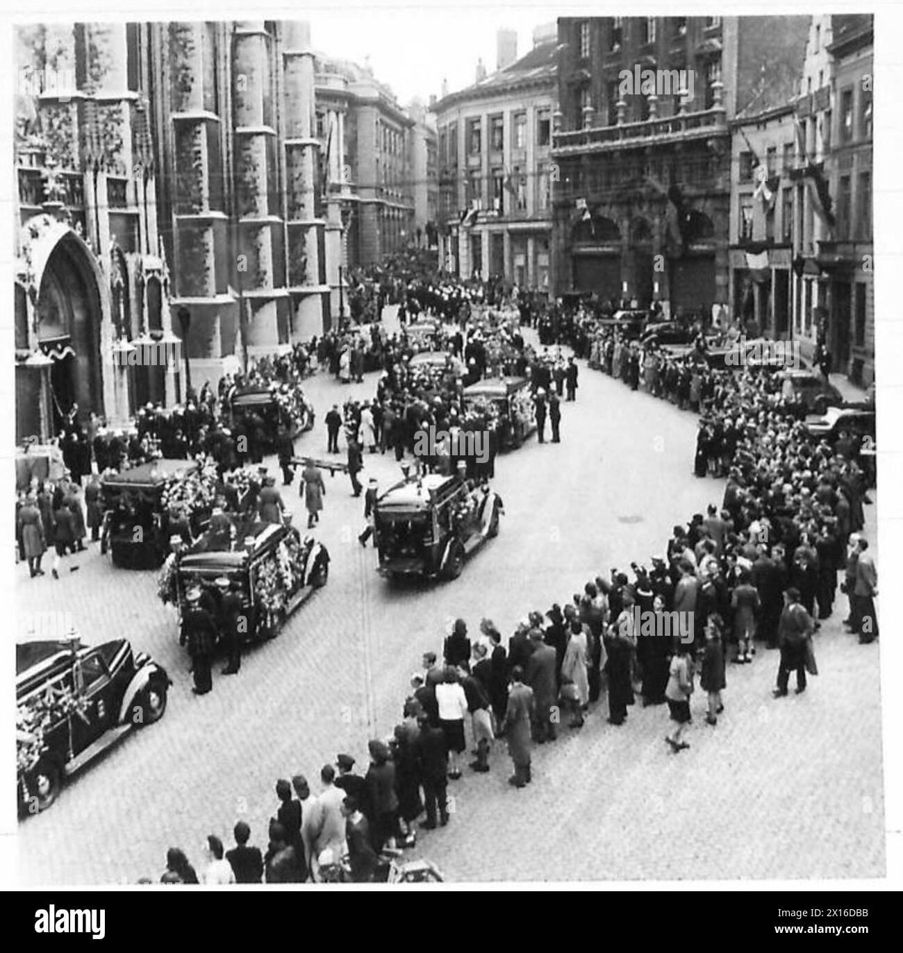 Särge von Brüsseler Polizeibeamten, die von deutschen Truppen getötet wurden, werden nach dem Gottesdienst von der Kathedrale durch von Menschen gesäumte Straßen getragen. Stockfoto