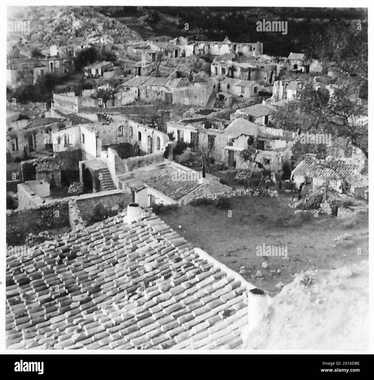 GRIECHENLAND: DEUTSCHE REPRESSALIEN - dachlose Häuser in einem der verbrannten Dörfer der British Army Stockfoto
