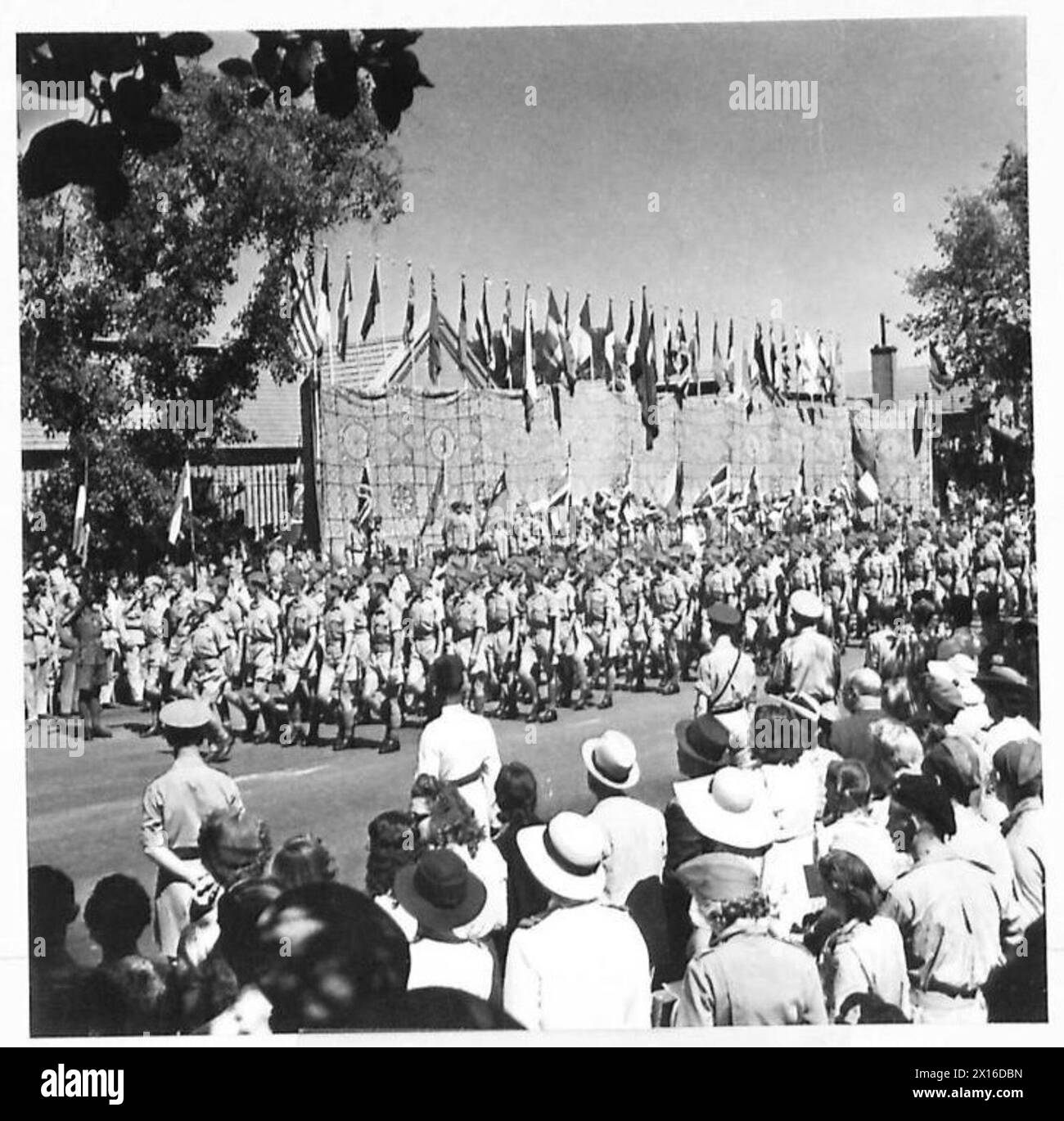Am 14. Juni ziehen polnische Truppen in Kairo mit Panzern, gepanzerten Autos und Fahrzeugen vor, beobachtet von General Henry Maitland Wilson und Beamten; RAF-Geschwader fliegen über den Kopf und Victoria-Kreuze werden präsentiert. Stockfoto