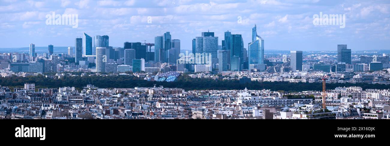 Paris, Frankreich - 1. September 2016: Blick auf das Finanzviertel La Défense mit dem Bois de Boulogne als natürliche Grenze zu Paris. Stockfoto