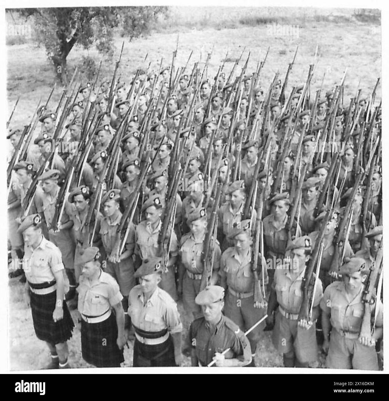 Highlander-Soldaten, die „Damen aus der Hölle“ genannt werden, sind auf der Parade und bereiten sich auf die letzten Etappen des tunesischen Feldzugs, der britischen Armee, vor. Stockfoto