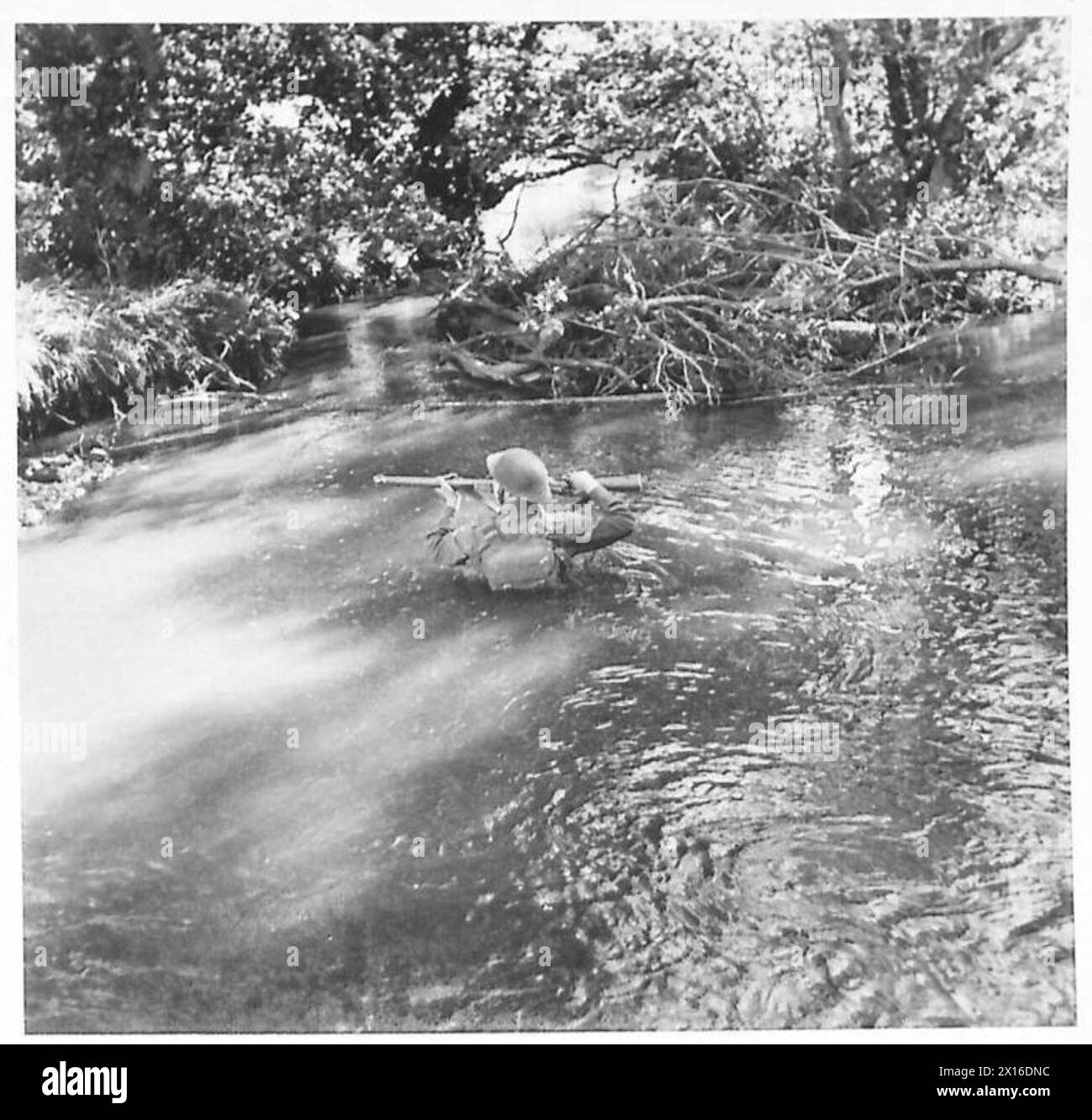 AUF DEM ANGRIFFSKURS wird HÄRTER: Wenn man eine Kurve im Fluss erreicht, geht der Scout weiter, um die britische Armee zu untersuchen Stockfoto