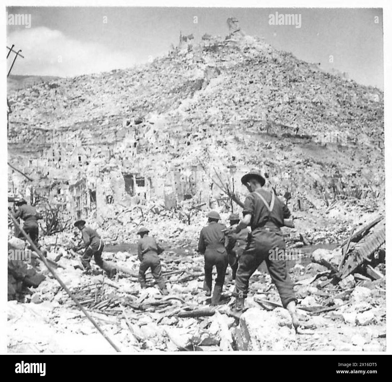 Männer der 'S' Company, Scots Guards, führen eine Aufwischpatrouille durch die Stadt Cassino, nachdem sie von der britischen Armee in Italien eingenommen wurden. Stockfoto