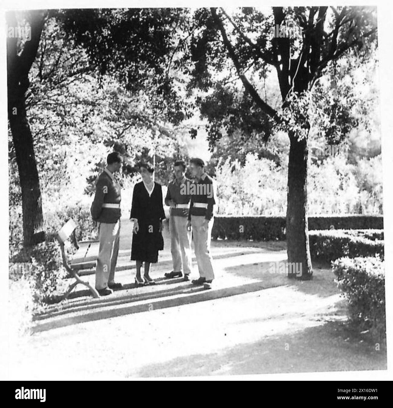 Prinzessin Helena von Griechenland spaziert mit drei Kommandos auf dem Gelände des Königspalastes. Stockfoto