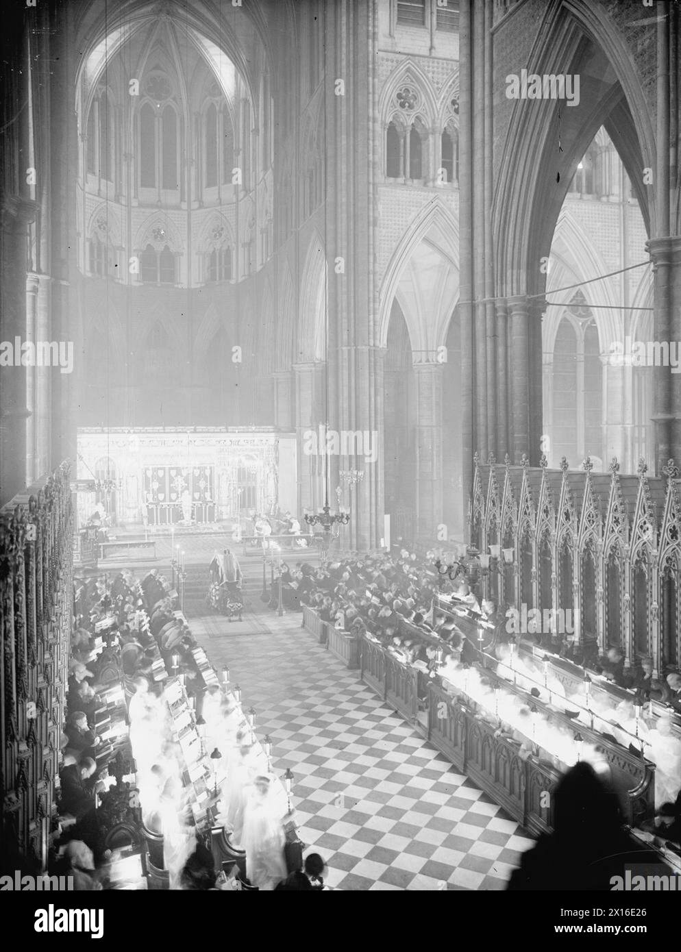 ABBEY BEERDIGUNG VON SIR DUDLEY POUND. 26. OKTOBER 1943, WESTMINSTER ABBEY. SZENEN IN DER ABTEI WÄHREND DER TRAUERFEIER DES VERSTORBENEN ADMIRAL DER FLOTTE SIR DUDLEY POUND, GCB, OM, GCVO. - Der Hut und das Schwert des Admirals überragen den mit Fahnen bedeckten Sarg, der zwischen sechs hohen Kerzen gesetzt ist. Am Fuße befinden sich drei Kränze und die Embleme und Verzierungen des Ersten Meeres, und auf beiden Seiten befinden sich Regierungsmitglieder und hohe Beamte. Im Hintergrund spricht der Dekan, der vor dem Altar steht, den Segen aus Stockfoto