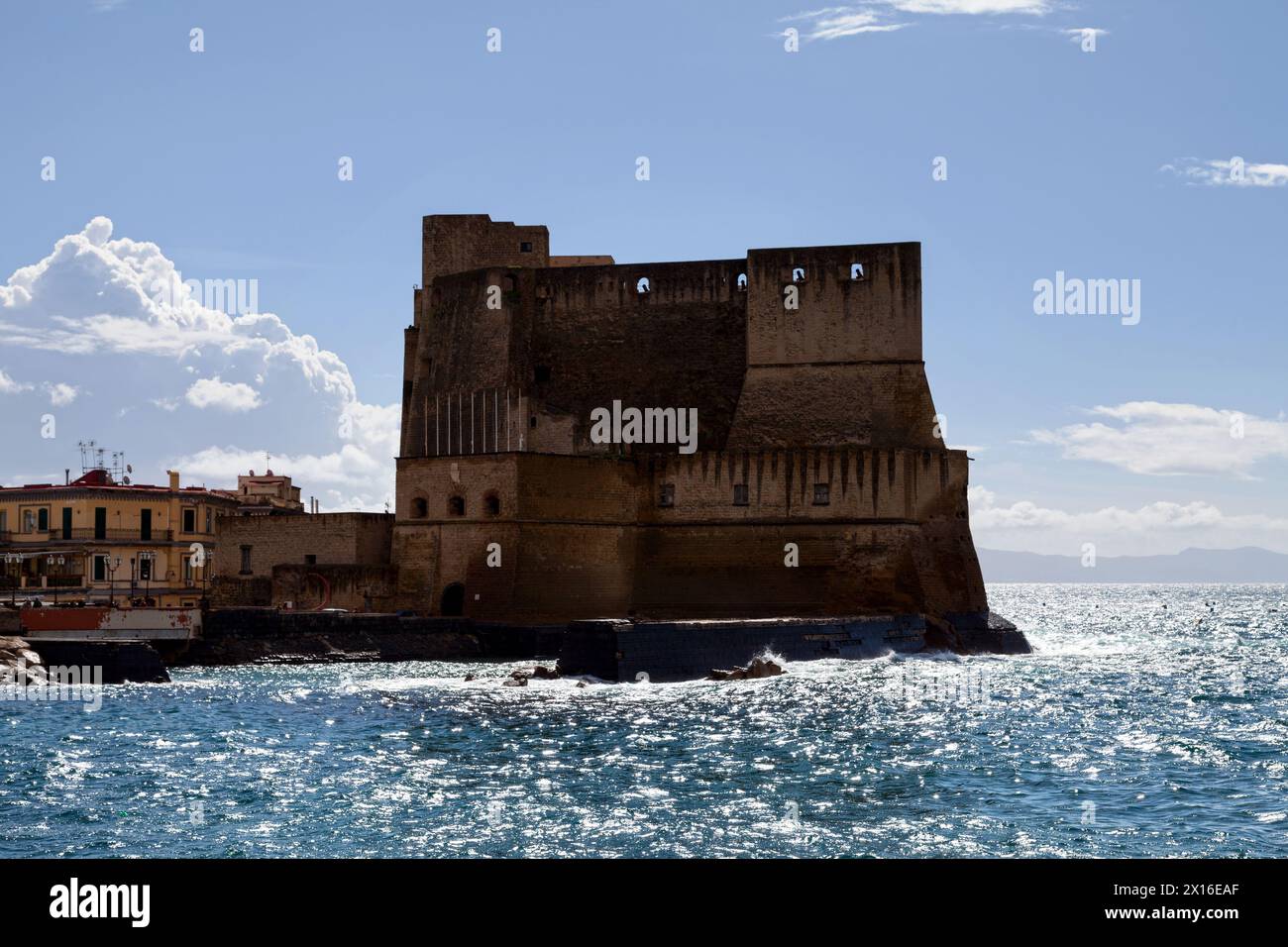 Castel dell’Ovo (englisch Egg Castle) ist eine Burg am Meer in Neapel auf der ehemaligen Insel Megaride, heute eine Halbinsel, am Golf von Neapel Stockfoto